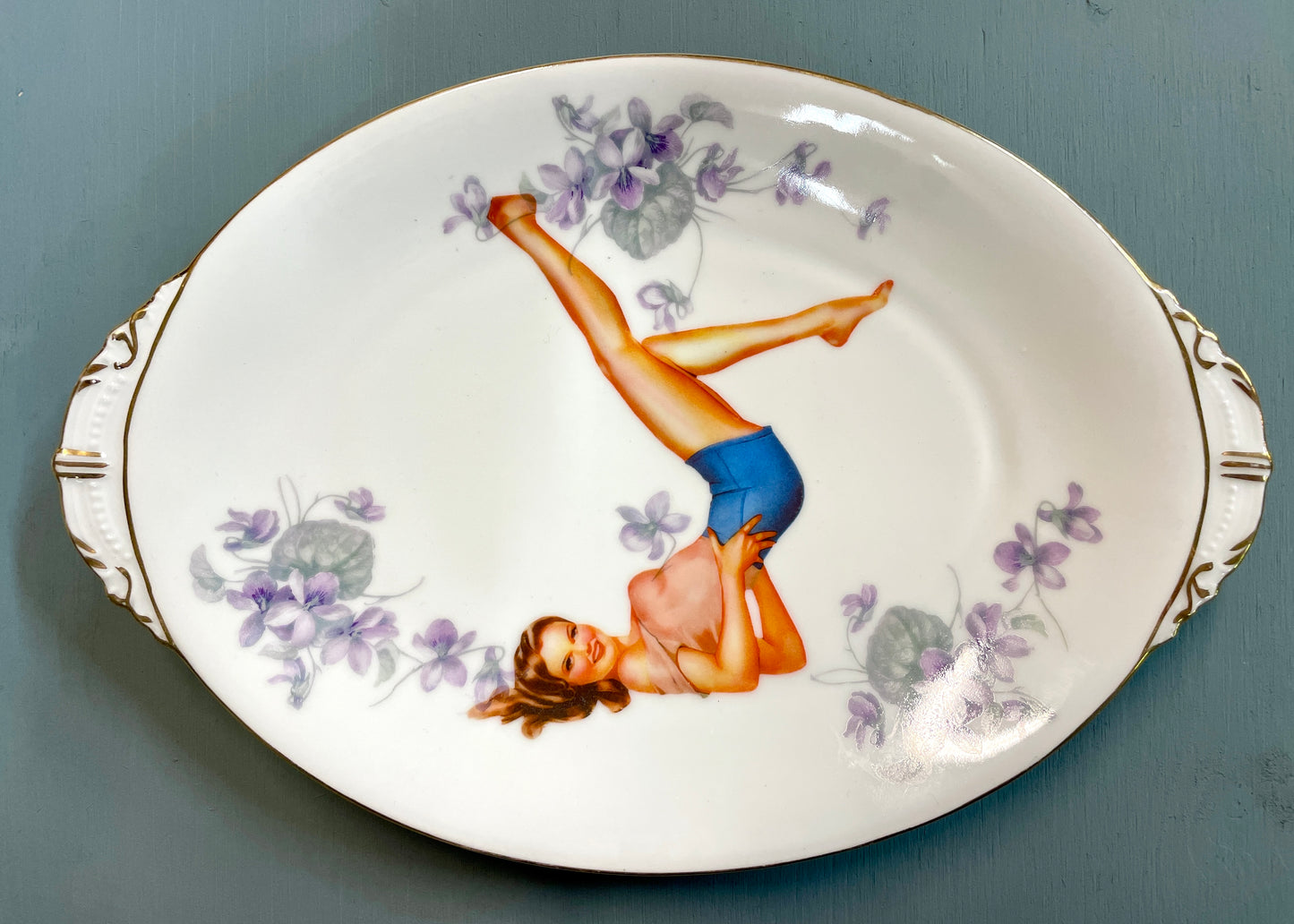 Gepimpte schaal - Doing yoga in Flowers