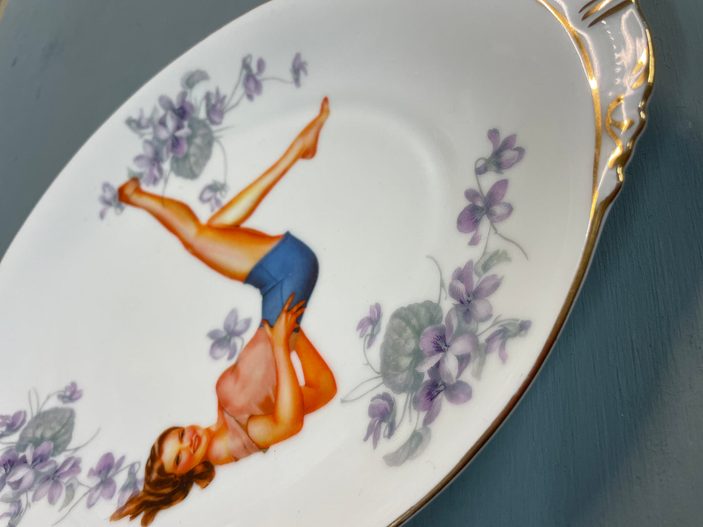 Gepimpte schaal - Doing yoga in Flowers